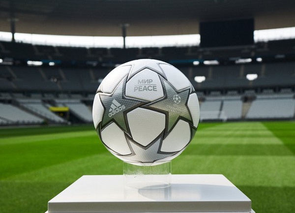 📸 Finale Champions League, presentato il pallone: c’è la scritta Pace