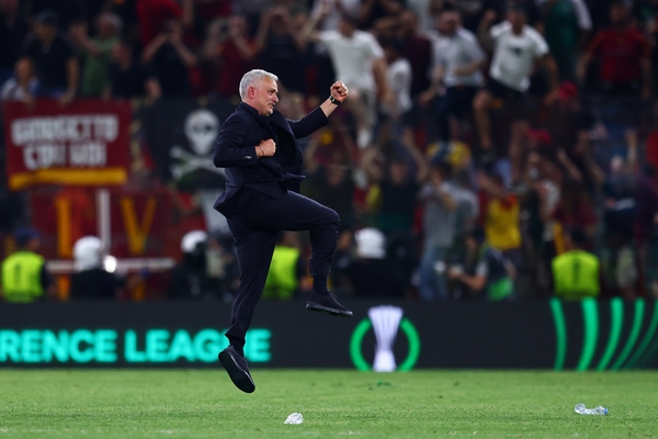 Roma, Mourinho in lacrime: “Oggi scritta la storia. Futuro? Anche se arriva qualcosa io resto qui”