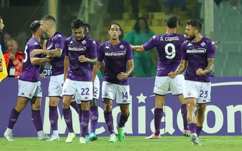 🎥 La Fiorentina presenta la terza maglia: il motivo degli inserti in oro