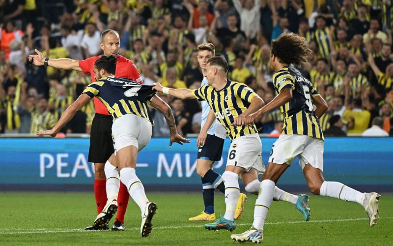 🛑 Il presidente del Fenerbahce riunisce un’assemblea di 25 mila persone: “La lotta inizia da oggi”