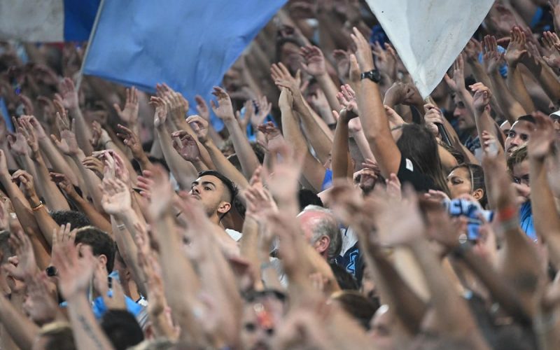 📹Saluti nazisti, lancio di proiettili e arresti: ecco cosa sta succedendo al Vélodrome