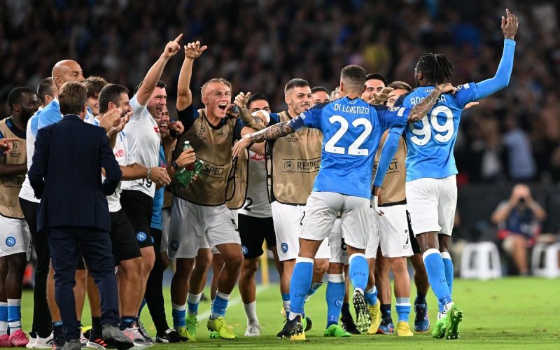 Champions League, i parziali delle 21: Napoli show con l’Ajax, Inter avanti col Barça
