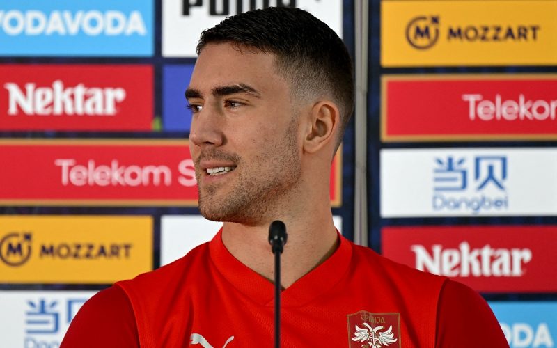 Vlahovic 🤫 i rumor: “Gente frustrata dice sciocchezze. Per la 🇷🇸 gioco anche su una gamba”