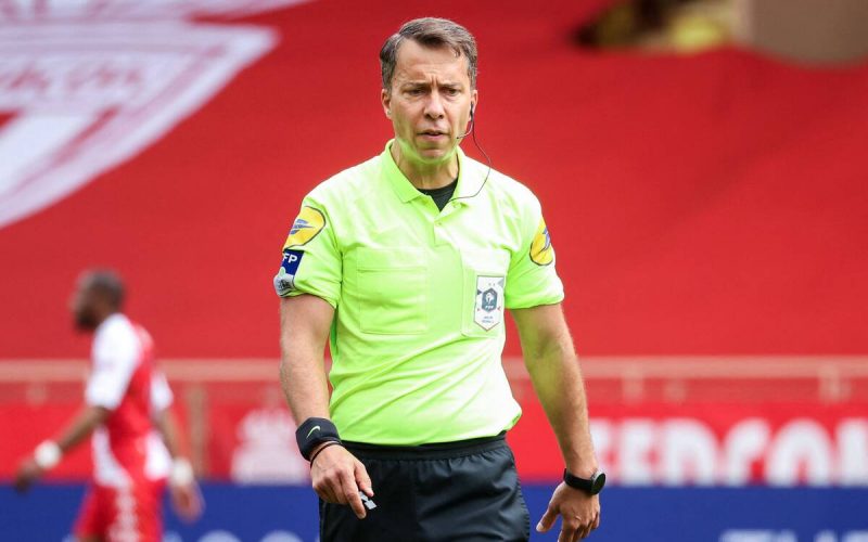 Lutto nel calcio francese: morto improvvisamente l’arbitro 42enne Hamel