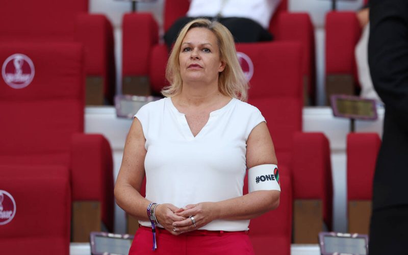 📷 La Ministra degli interni tedesca con la fascia “One Love” sotto gli occhi di Infantino 🌈