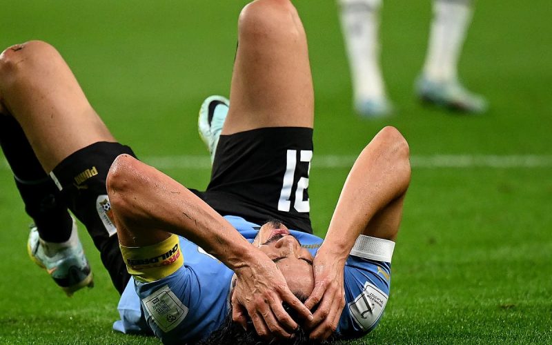 📹 Cavani è 😡 dopo l’eliminazione dell’Uruguay: pugno al monitor del VAR