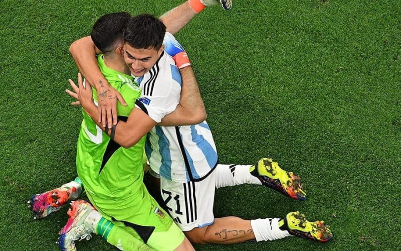 I 🧤 del “Dibu” sul rigore di Dybala: “Mi ha detto di tirare centrale e ha avuto ragione”