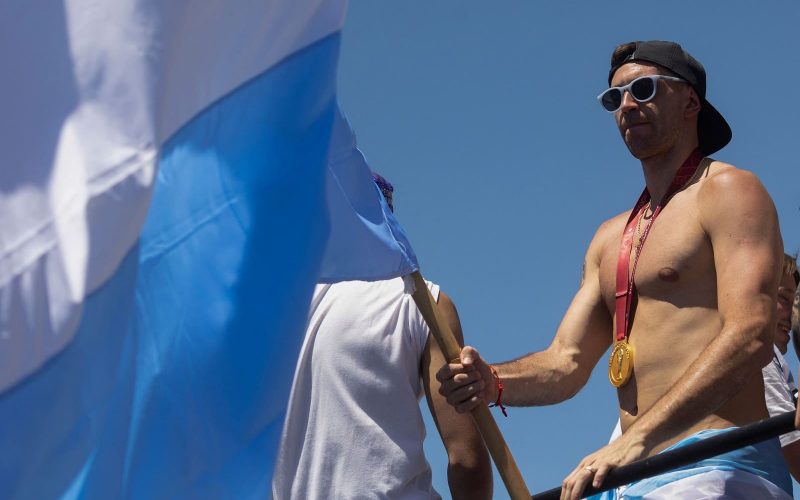 L’eurogol 😱 di John Duran fa vincere l’Aston Villa: la reazione del Dibu