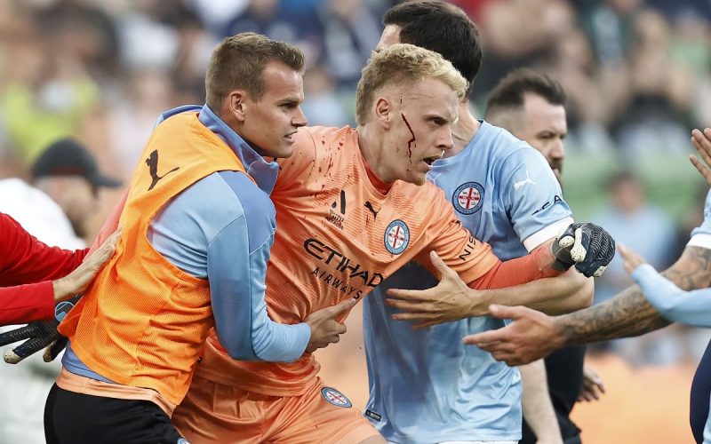 📽 Follia a Melbourne: fumogeni, invasione e portiere colpito con un bidone dell’immondizia 😨
