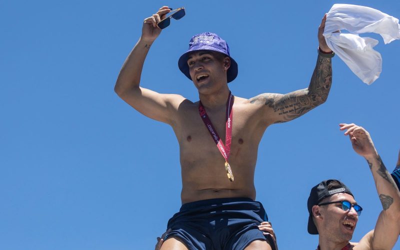 📽 Lautaro torna a Bahia Blanca: folla oceanica ad attendere El Toro 😱