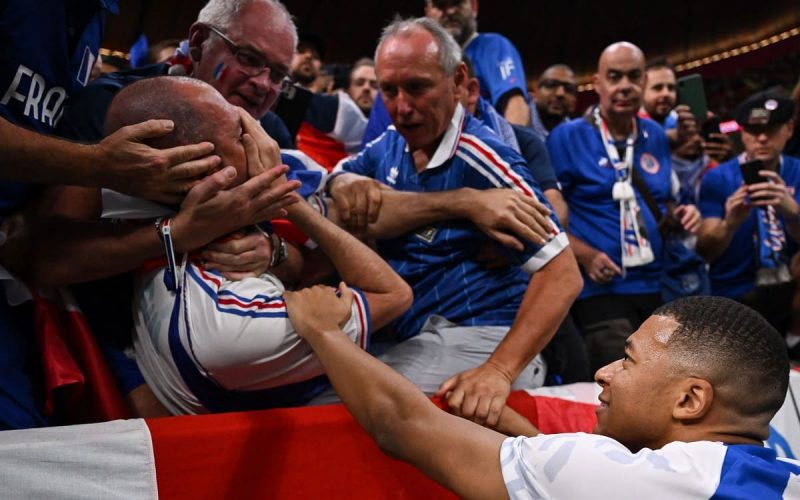 😮 Mbappè, pallonata in faccia a un tifoso nel riscaldamento: la reazione è da 👏 