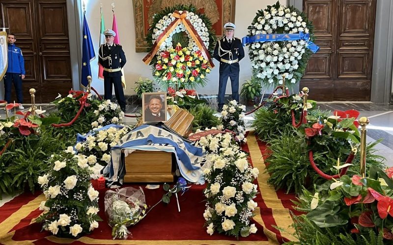 “E se tira Sinisa è gol”. La bara di Mihajlovic è accompagnata dai cori dei tifosi