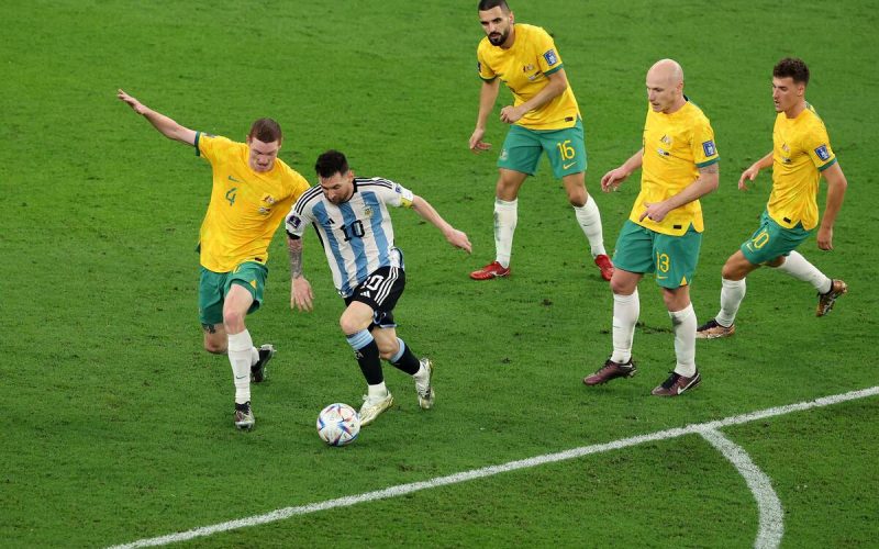 📹 Prima la battaglia, poi la 📷 con Messi: i calciatori dell’Australia impazziscono per Leo