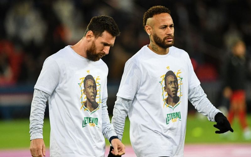 📸  Il PSG omaggia Pelé nel riscaldamento: maglia celebrativa in onore di O’Rei 🙏