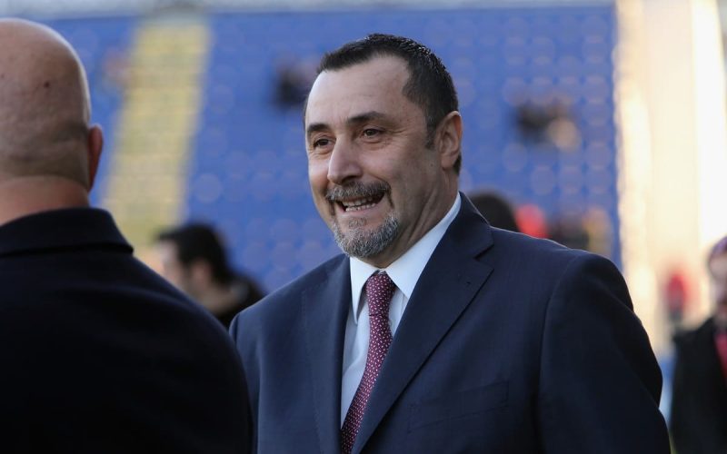 Un tifoso a Mirabelli: “Che squadra di m***a hai fatto?”, lui gli sferra un pugno 😱