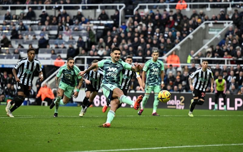 📽 Incredibile Mitrovic: scivolone, doppio tocco e rigore ❌ Poi il Newcastle vince 😱