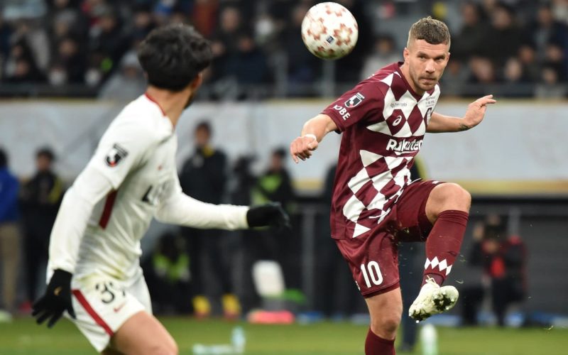 📽 Incredibile Podolski: prima organizza un torneo di beneficenza, poi si fa espellere per proteste 😱