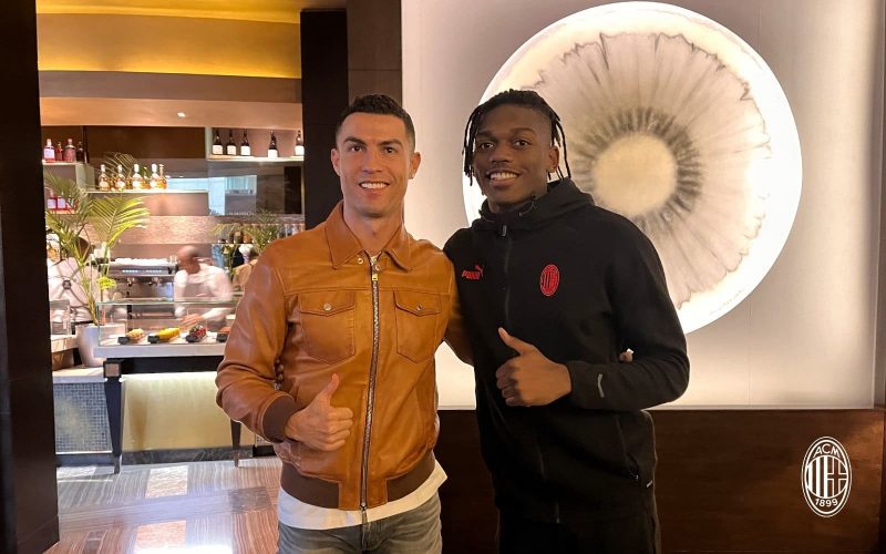 📸  Il Milan è sbarcato a Riyadh: accoglienza 🤩, poi la visita di CR7