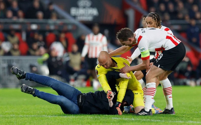 📸  Clamoroso ad Eindhoven: invasore aggredisce il portiere del Siviglia, interviene la Polizia