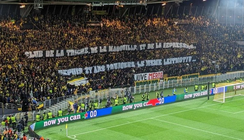 📸  Striscione 😶 dei tifosi del Nantes contro la Juve: “Club di trucchi e imbrogli”