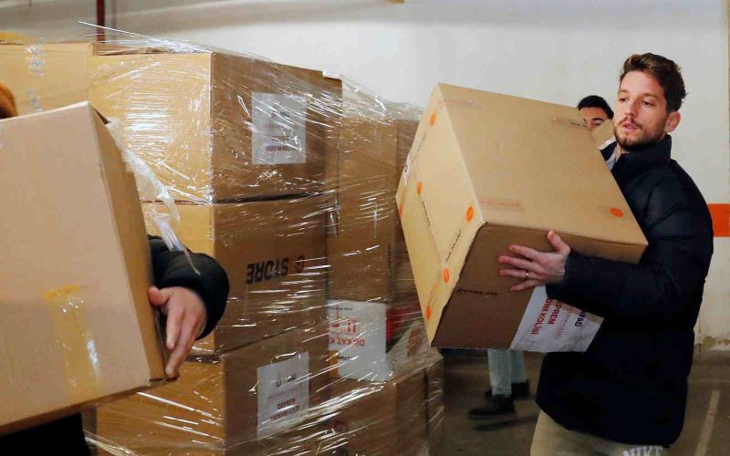 📷 Mertens ❤️ d’oro anche in Turchia: il belga in prima linea per aiutare gli sfollati