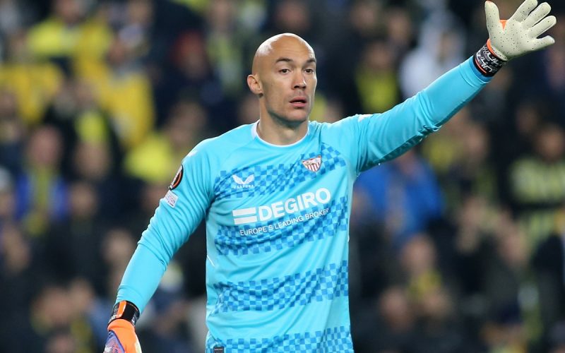 📸 Tensione a Istanbul. Accendino lanciato contro Dmitrovic e Fenerbahce-Siviglia sospesa