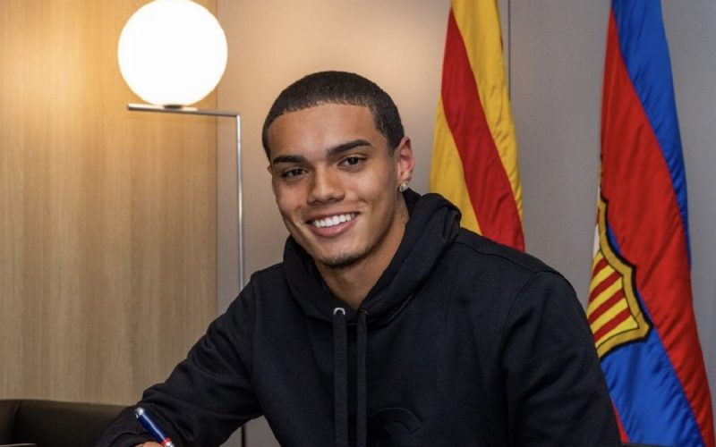 UFFICIALE – Il figlio di Ronaldinho ha firmato il suo primo contratto col Barcellona 😍