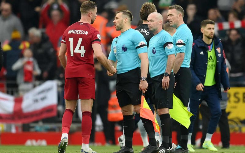 Rimonta Reds, gol di Firmino e gomitata del guardalinee a Robertson: Liverpool-Arsenal è 🔥