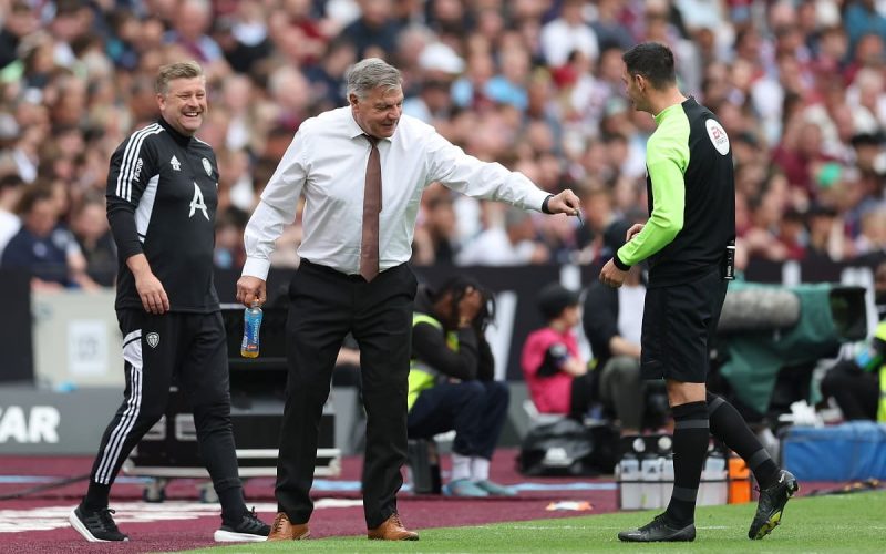 🎥  Allardyce da  😂: trova una banconota a bordocampo e prova a “corrompere” il quarto uomo