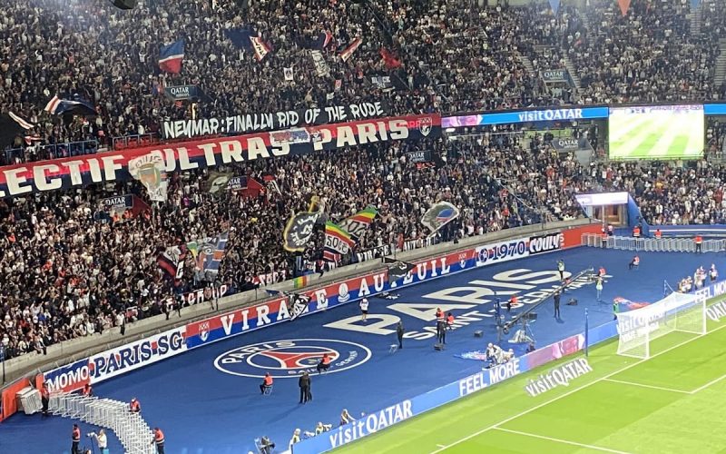 🚨 PSG-Lione interrotta per alcuni minuti per cori ingiuriosi dagli spalti: le ultime