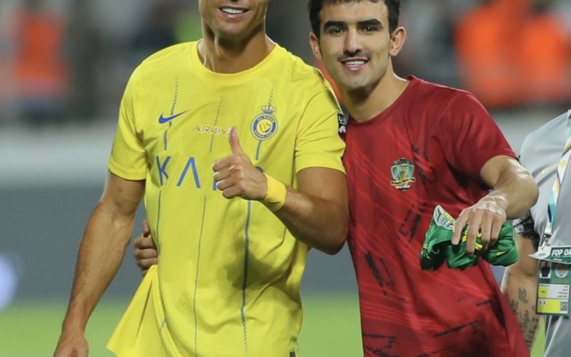 📸 Prima strappa una foto a CR7, poi lo “sfotte” sui social: “Il secondo migliore della storia”