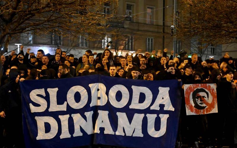 Scontri ad Atene tra ultras dell’AEK e della Dinamo Zagabria: morto un 22enne. La UEFA rinvia la gara