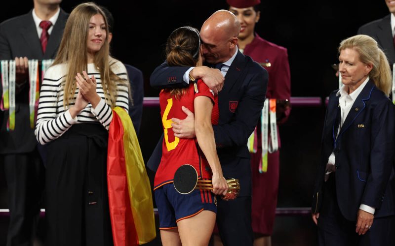 ❗ Rubiales si difende: “Hermoso? Il bacio fu consensuale e totalmente spontaneo”