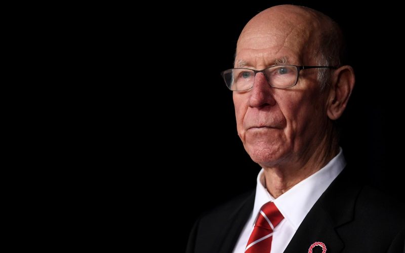 Man Utd in 😭 per Sir Bobby Charlton: “Le parole non saranno mai abbastanza”