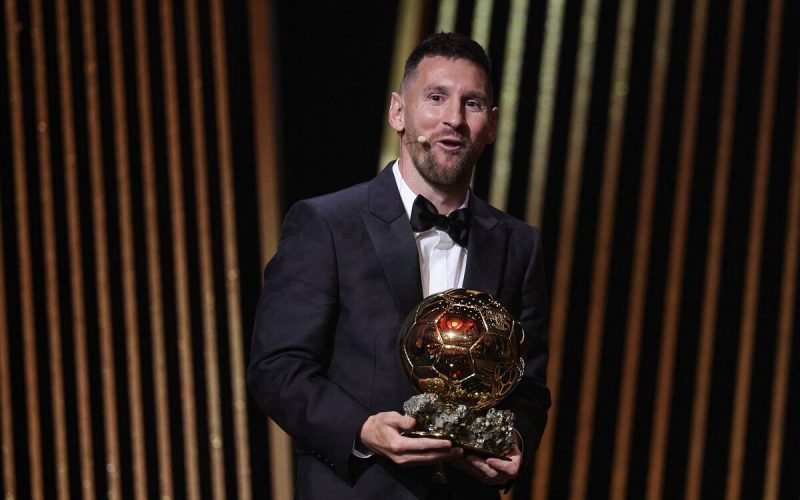 😡 Il PSG celebra Messi ma i parigini non ci stanno: “Non ha mai rispettato la maglia, l’unico Pallone d’Oro è Weah”