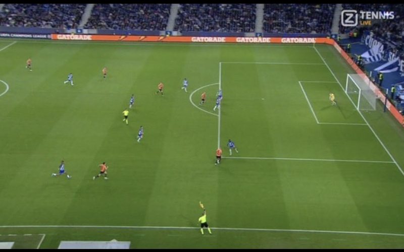 😱 Incredibile al Do Dragão! Il guardalinee alza la bandierina: il Porto si ferma, lo Shakhtar segna… e il VAR convalida