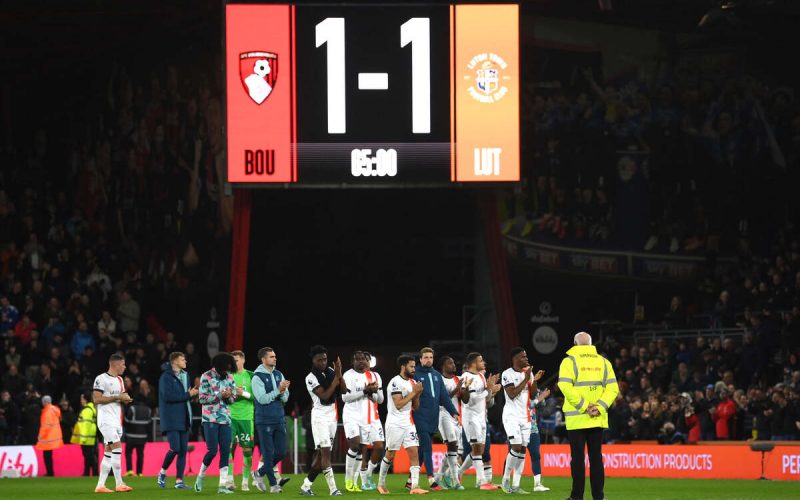 ❗ UFFICIALE – Bournemouth-Luton verrà rigiocata integralmente: la gara era stata sospesa sull’1-1 per il malore di Lockyer