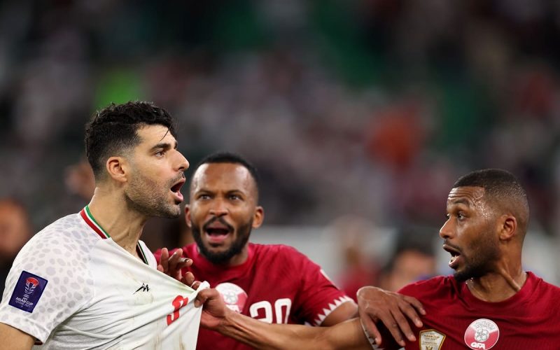 ​🎥 Iran fuori dalla Coppa d’Asia: Taremi perde la testa e cerca lo scontro fisico coi tifosi del Qatar​ 😱
