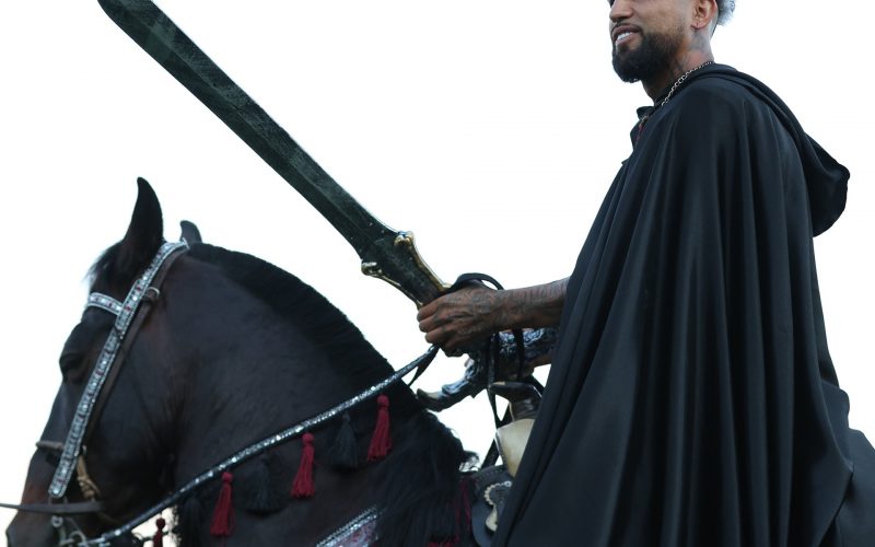📸 Arrivo in elicottero, ingresso in campo a cavallo vestito da Re Artù: il ritorno di Vidal in Cile è FOLLE