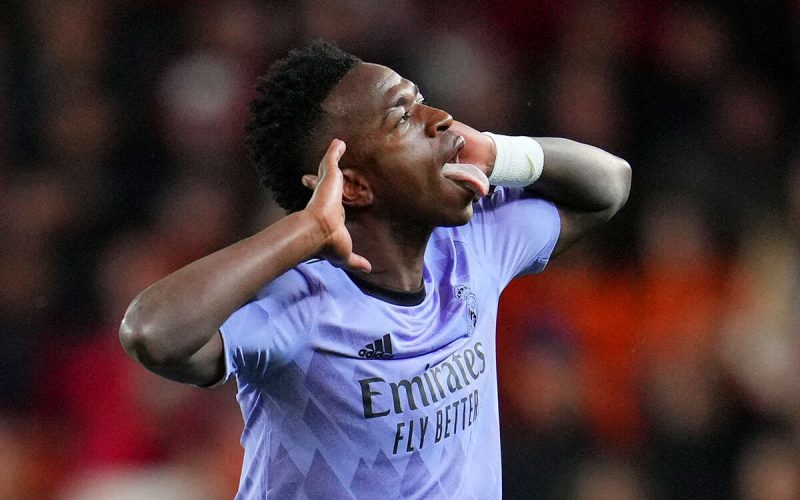 🔥 Notte di fuoco al Mestalla: Vinicius fa doppietta e zittisce i tifosi del Valencia. 🟥 a Bellingham
