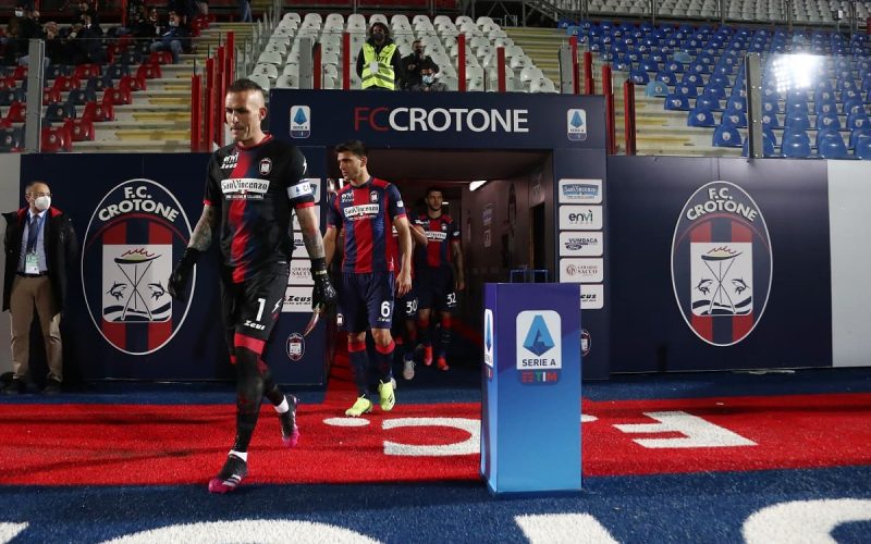 ​😨 Crotone flop, calciatori costretti a togliersi la maglia davanti ai tifosi: la Procura indaga