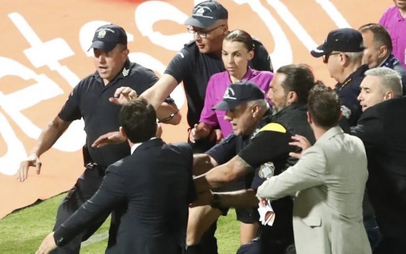 📸 Follia in Coppa di Grecia: il Panathinaikos vince al 97′ tra le polemiche, 3️⃣ rossi e arbitro scortato dalla Polizia