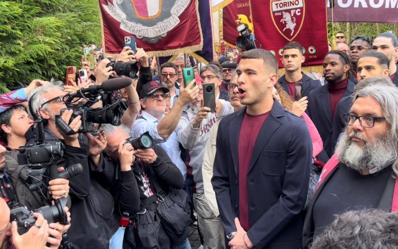 📹 Commemorazione del Grande Torino: Buongiorno legge i nomi, omaggi di River e Chapecoense ❤️