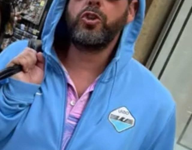 📸 Tifoso speciale per la Lazio: il noto attore Adam Sandler immortalato con la felpa biancoceleste