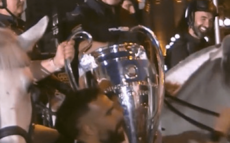 🎥 Gesto 🥰 di Carvajal durante la festa del Real: consegna la Champions a un poliziotto… ma è suo padre