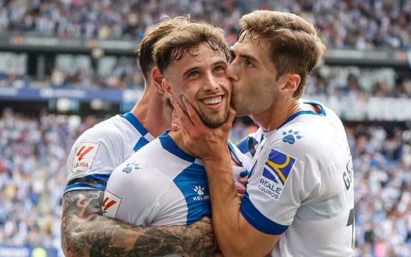 🎥 L’Espanyol ribalta l’Oviedo e torna in Liga. L’invasione finale è 🤯
