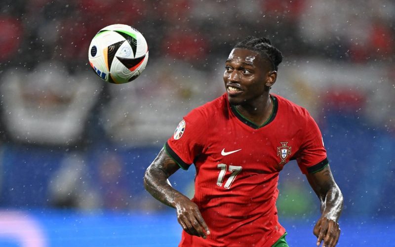 🎥 “Resti al Milan o valuti l’Arabia?”, l’addetto stampa interrompe la domanda sul futuro di Leão 😶