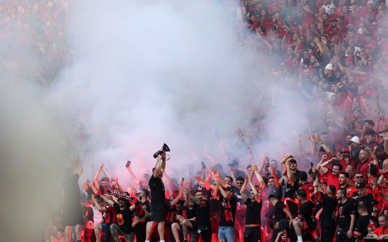 Fumogeni, lancio di oggetti, cori e invasioni: multa 🤯 all’Albania da parte dell’UEFA