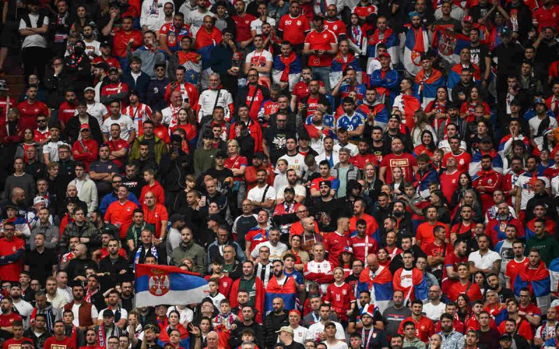 📸 Polemiche e tensioni all’Europeo: giornalista kosovaro provoca i tifosi serbi. Il fatto