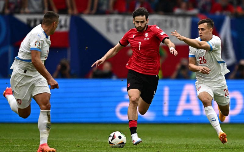 🤔 Il Mattino – Napoli, Kvara a un bivio: ecco quando arriverà la decisione